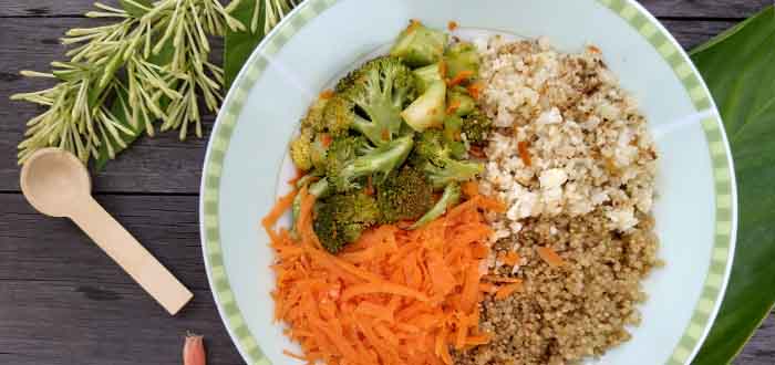 Almuerzo de quinua y verduras