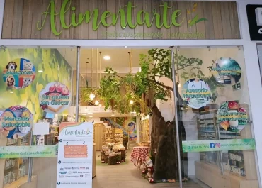 El papel de las tiendas naturistas, las tiendas orgánicas y las farmacias homeopáticas en el sistema de salud colombiano.